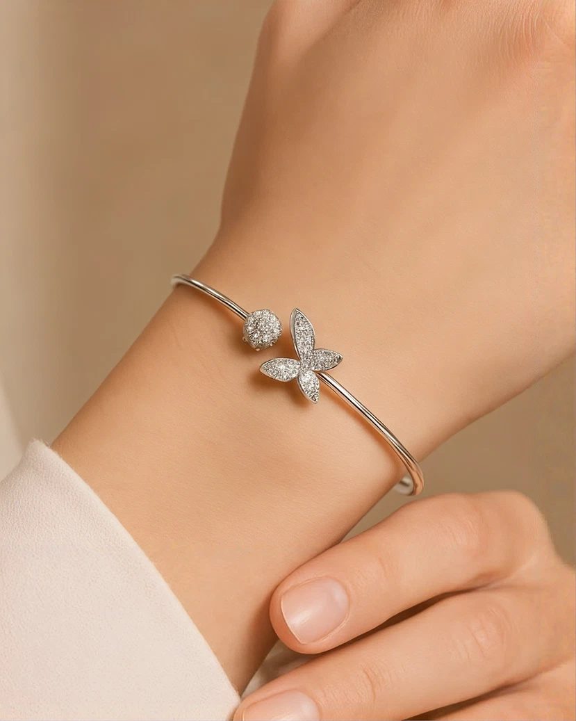 Diamond bracelet with a floral centerpiece